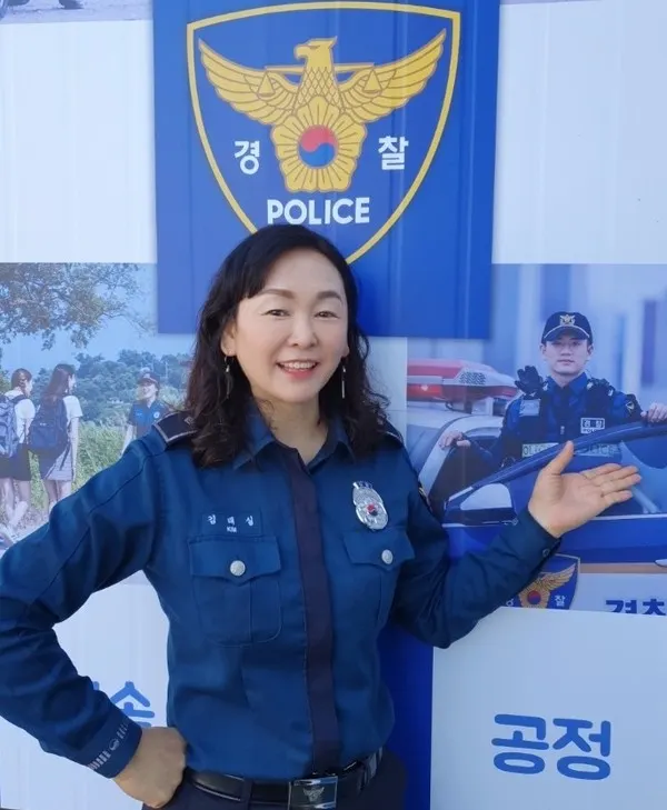 본인이 직접 디자인 한 포토존 앞에서 설치와 운영 계획, 기대효과 등을 설명하고 있는 용인동부경찰서 이동파출소 김태실 경위