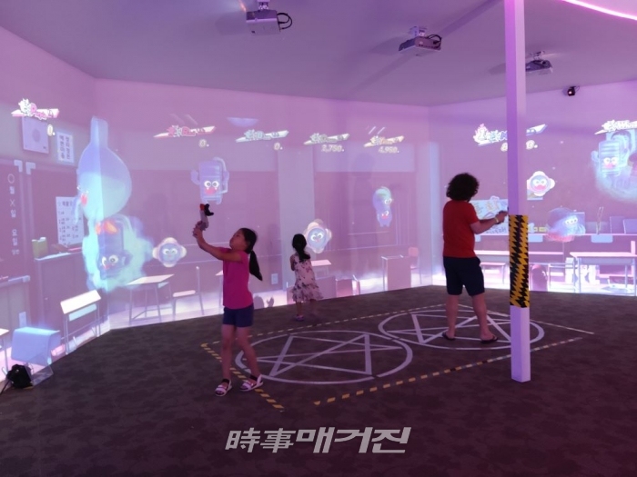 롯데백화점 평촌점(범계역) 식품관 2층 문화홀, VR 테마 가족 놀이공간 ‘V 리얼 파크’ 성황! / 사진=시사매거진 하명남 기자