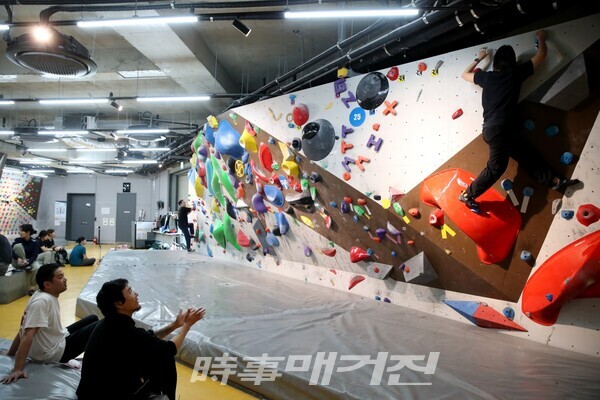 어린이와 청소년들이  산악문화 체험을 하고 있다. (사진_서울시체육회 제공)