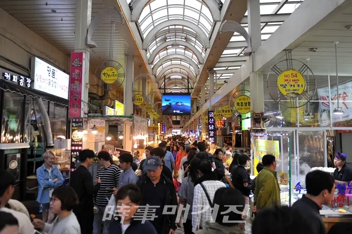 공직사회와 시민사회가 함께 노력한 결과 계획대로 재정안정화가 이뤄지고 있고 이를 바탕으로 지난해 들어 지역경기가 전반적으로 활성화 되고 있다. 사진은 속초관광 수산시장[출처_속초시청]