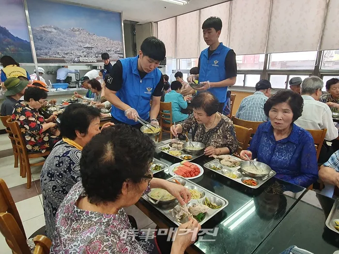 목포해양경찰서는 12일 연일 무더위가 이어지고 있는 가운데 목포해경이 초복을 맞아 사회복지시설(목포 하나노인복지관)을 방문하여 봉사활동을 실시해 이웃사랑을 실천했다.(사진_목포해양경찰서)