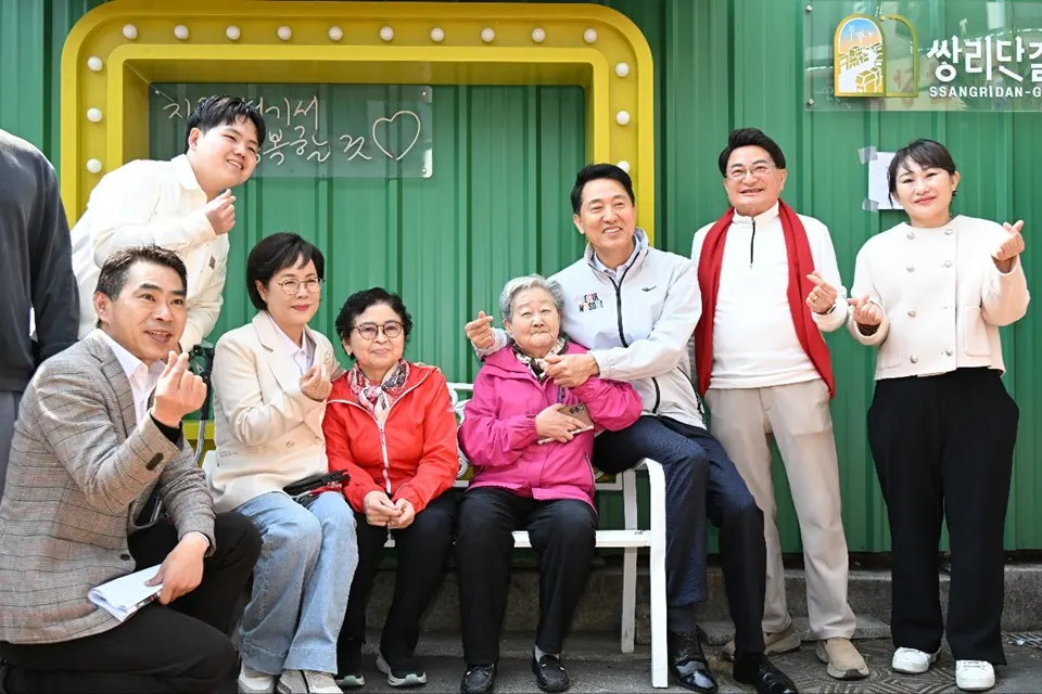 2일 쌍문역 인근 상점가, 일명 ‘쌍리단길’을 찾은 오세훈 서울시장이 주민, 소상공인, 관계자들과 기념사진을 촬영하고 있다.(사진_서울시)
