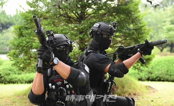 해군 진해기지사령부는 “30일 국방과학연구소 해양기술연구원에서 진해경찰서와 함께 군·경 합동 대테러훈련을 실시했다”고 밝혔다.사진은 30일 국방과학연구소에서 실시된 군ㆍ경 합동 대테러훈련에서 해군 진해기지사령부 대테러초동조치팀이 건물 외곽에서 테러범의 도주로를 차단하며 경계를 서고 있다.(사진_해군 진해기지사령부)