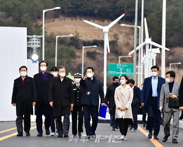 1004섬 신안군은 “5일 전남 신안군 임자대교에서 문재인 대통령, 김영록 도지사, 국회의원, 지역 노사민정 대표 등 그린뉴딜을 선도하는 ‘전남형 상생일자리 협약식’을 개최하고 그 출발을 축하했다”고 밝혔다.(사진_신안군청)