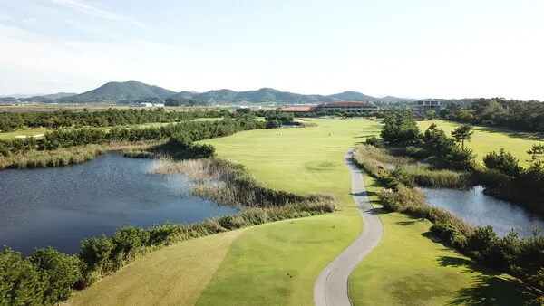 고창CC는 해변 지대의 특성을 살려 링크스 스타일로 코스로 조성했다. 업다운이 거의 없는 광활한 땅에 시원하게 트인 페어웨이가 특징이자 자랑이다.(사진_고창CC)