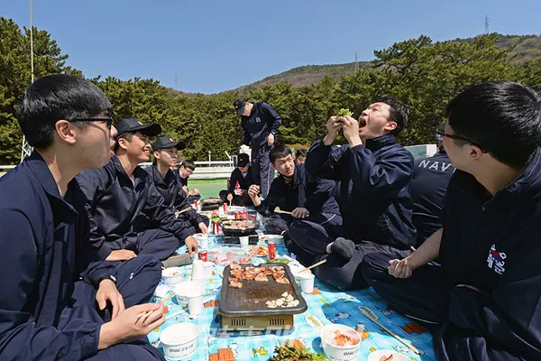 해군 진해기지사령부 정보통신지원대는 ‘코로나19’를 이겨내기 위해 ‘삼겹살 데이 행사’ 를 열었다. 사진은 3월31일(화) 해군 진해기지사령부 정보통신지원대 소속 장병들이 ‘삼겹살’로 즐거운 점심식사를 하고 있다.(사진_해군 진해기지사령부)