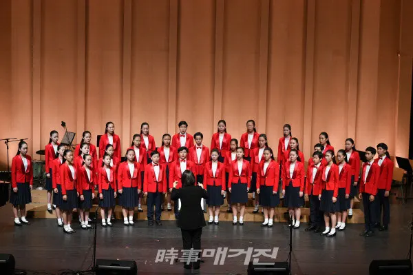 월드비전 합창단과 대한민국 최고의  소프라노 강혜정이 한 무대에 오른다. 사진은 월드비전 합창단의 공연 모습 (사진제공_월드비전)
