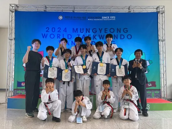 2024 문경세계태권도한마당대회 원주효성태권도스포츠클럽 입상 후 양우준 관장(왼쪽)과 아버지 양병석 관장(오른쪽)이 기념촬영을 하고 있다. (사진_양우준 관장)