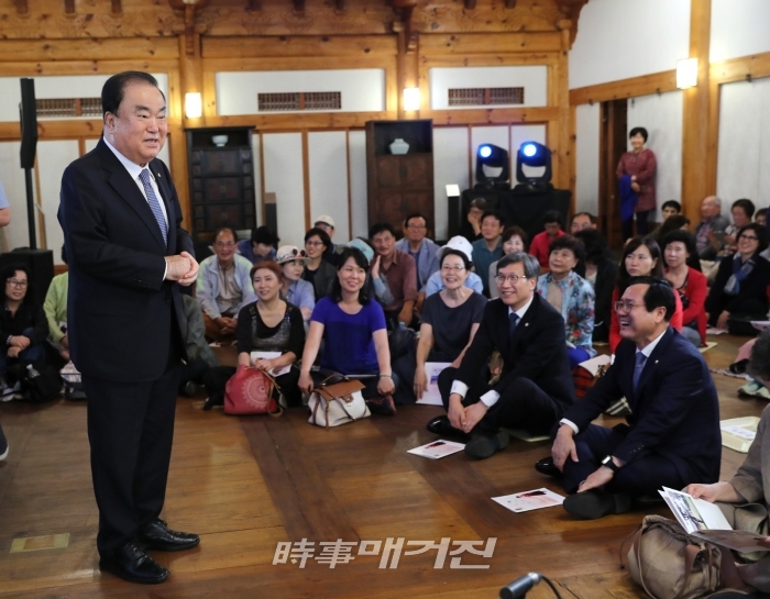 문희상 국회의장이 26일 국회 사랑재에서 열린 무형문화재 정재국 명인 초청 가을 밤 ‘국회 사랑재 한마당’ 공연에서 인사말을 하고 있다.(사진_국회)