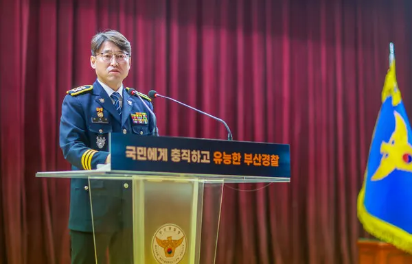 29일 오전 부산경찰 추모공간에서 엄성규 제36대 부산경찰청장 직무대리가 순국·순직 경찰관을 참배한 뒤 취임사를 하고 있다.(사진_부산경찰청)
