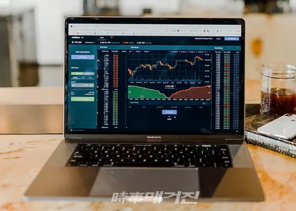 토파보기(대표 장장희)는 투자자들을 위한 단계별 투자 교육 상품과 투자자 전용 공유오피스 및 AI 기반의 시스템트레이딩 툴을 기반으로 투자자 중심의 생태계 구축을 추구하는 “암호화폐 자동화 트레이딩 솔루션(TOPA 시그널)”을 개발 완료하고 서비스를 시작했다고 밝혔다. (사진=토파보기)