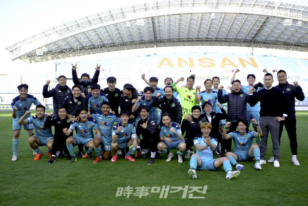 '안산그리너스FC' 그라운드 승리사진(자료제공_안산그리너스FC)