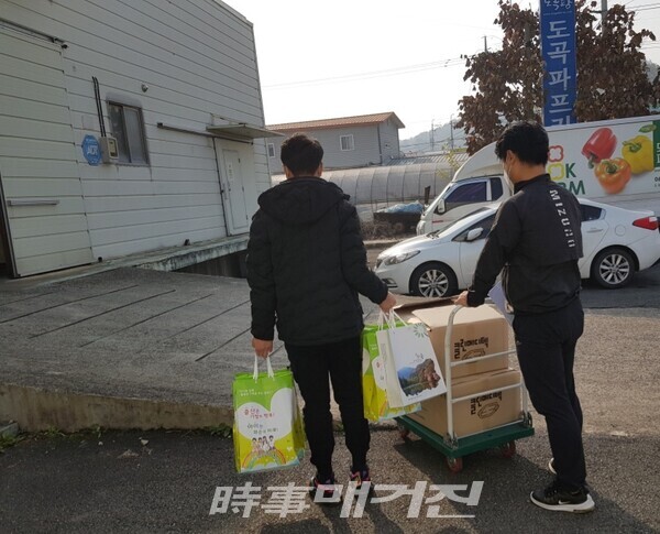 화순군이 외국인 고용 업체에 방역물품을 전달하는 모습.(사진_화순군)