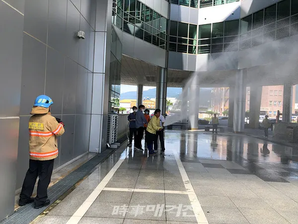 곡성군은 ”담양소방서 곡성119안전센터와 합동으로 16일 공공시설에 대한 화재대피 합동소방훈련을 실시했다“고 17일 밝혔다. (사진_곡성군청)