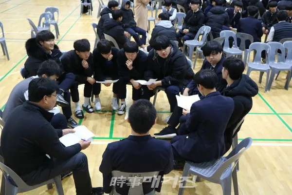 학생들의 생각을 나누고 실천 의지를 다질 수 있는 대토론회 현장 (사진-대정고등학교)