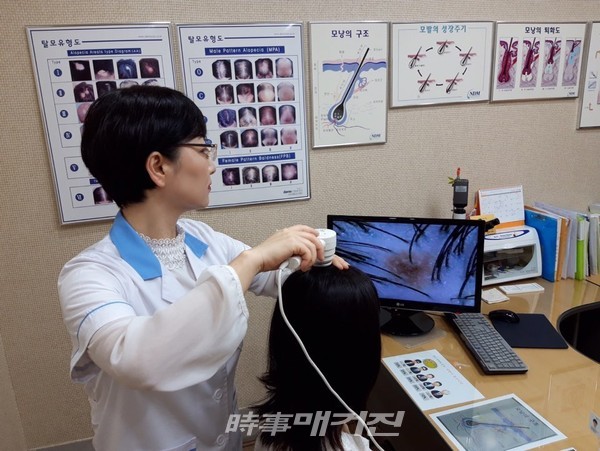 “스켈프 케어는 점점 더 길어지는 수명과 사회활동을 해야 하는 시대를 맞아 미용 시장의 중요한 흐름이자 또 다른 건강한 스타일링으로 꾸준히 성장해 나갈 중요한 미용분야“라 말하는 김혜진. 그녀는 한국의 미용을 세계에 널리 알리기 위해 노력 중이다.