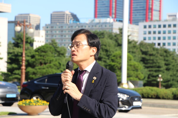 사진_11일 오후 국회 계단 앞에서는 문신사 민관협의체 TFT(공동회장 김도윤·신유정) 회원들과 박주민 의원이 기자회견을 열고 법안 통과를 촉구했다.