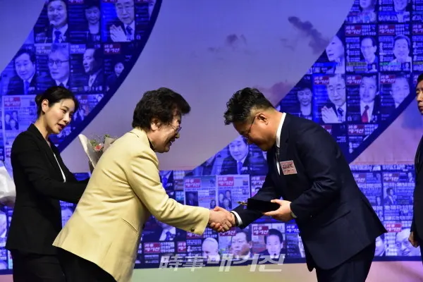 김태복 비에이플러스 회장이 수상 중이다.
