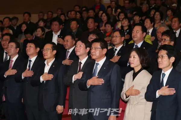 서삼석 더불어민주당 국회의원이 11일 국회의원회관 대회의실에서 열린 북콘서트 '詩時한 콘서트'에서 국민의례를 하고 있다.(사진_서삼석 의원실)