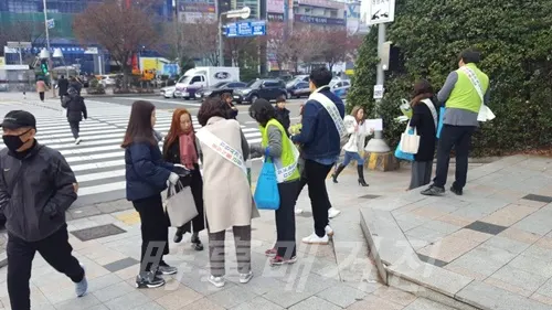 정우상가 앞에서 시민들에게 '노로바이러스 식중독예방' 캠페인을 펼치고 있다.(사진제공:창원시청)