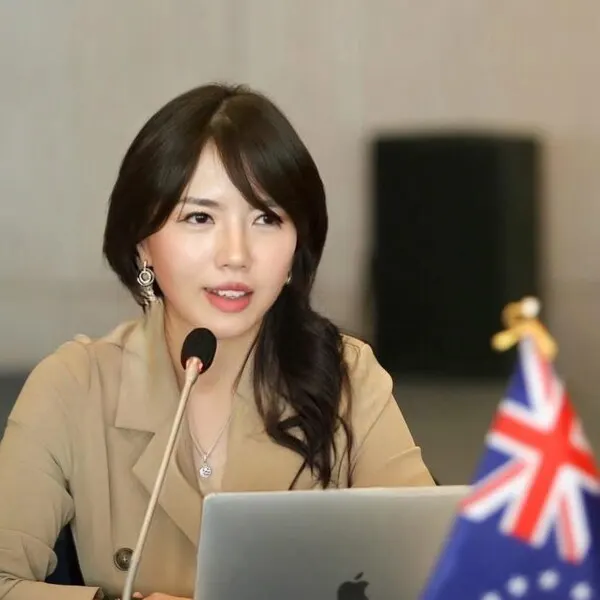 글/ 박재아는 태평양기후위기대응협의회 사무처장이자 태평양학회 이사, 팔라우 대통령 경제·관광 직속 자문을 맡고 있다. 이화여자대학교 사회학과를 졸업하고 서울대학교 국제대학원에서 국제지역학 석사를 취득했으며, 현재 서울대학교 환경대학원 환경관리학 박사과정에 재학 중이다. 피지(Fiji)·사모아(Samoa) 관광청 한국지사장, 솔로몬제도 관광청 특별자문, 태평양 관광기구(SPTO) 한국지사장, 인도네시아 관광창조경제부(MoTCE-RI) 지사장을 역임했다. 문화와 생태 다양성을 바탕으로 섬 지역의 지속가능한 발전을 연구하며, 섬나라의 가치를 한국에 알리고 양국 간 관광 및 문화 교류 활성화하는 역할을 하고 있다.