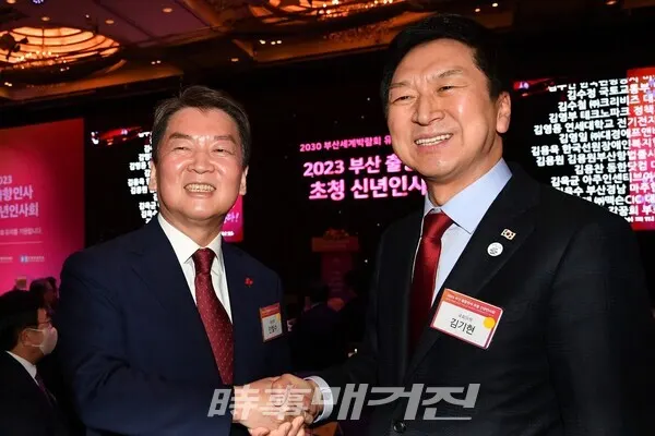 국민의힘 당권주자인 김기현 의원과 안철수 의원.(사진_시사매거진)