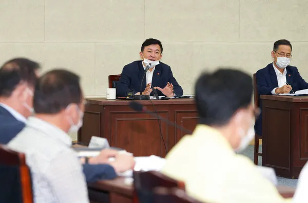 원희룡 지사가 11일 오전 도청 4층 탐라홀에서 진행된 주간정책 조정회의에서2차 재난긴급생활지원금과 관련하여 주문하고 있다