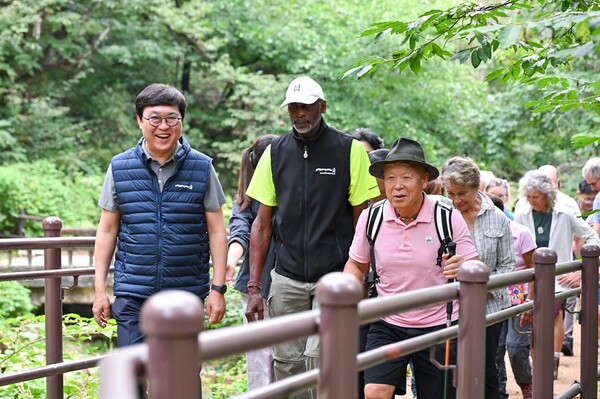 30일 오전 최휘영 문화체육관광부 장관이 서울 강북구 북한산 둘레길을 프랑스 대규모 트레킹 단체인 랑도네협회원, 엄홍길 산악인과 걷고 있다.(사진_문체부)