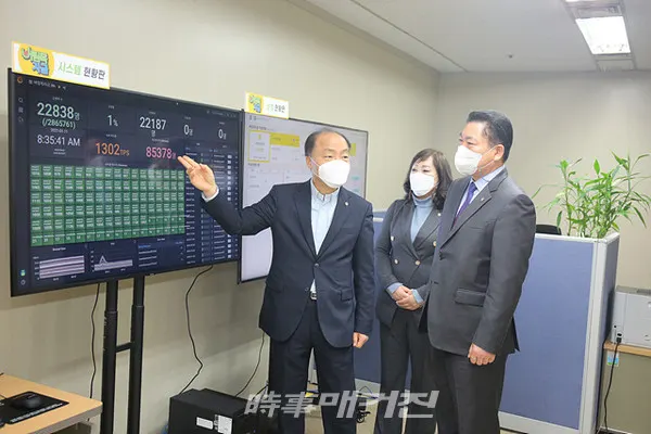 소상공인시장진흥공단 조봉환 이사장은 “11일(월), 소진공 본부 내 설치된 재난지원본부를 방문하여 금일 오전 8시부터 시작된 ‘소상공인 버팀목자금’의 접수 현황을 확인하고 담당 직원들을 독려했다”고 밝혔다.(사진_소상공인시장진흥공단)