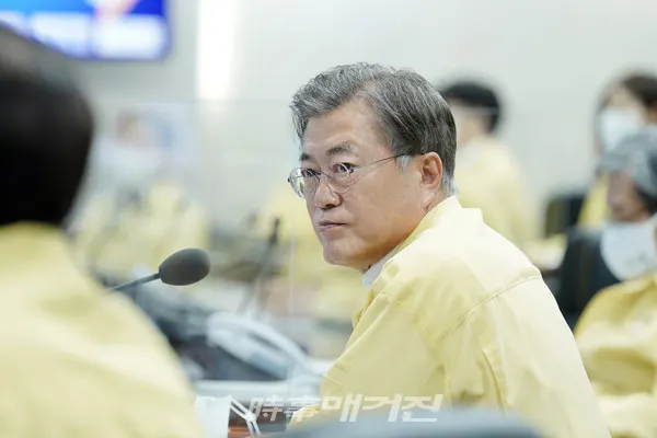 문재인 대통령이 7일 오후 청와대 국가위기관리센터에서 열린 태풍 ‘하이선’ 피해 긴급 상황 점검회의에 참석해 피해상황을 보고 받고 있다.(사진_청와대)