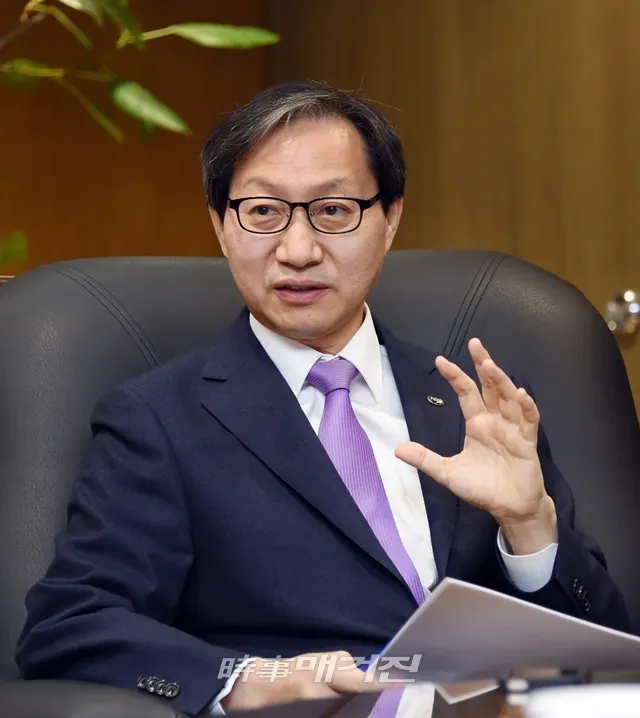 대한민국 국민 모두가 노후가 편안한 생활이 가능하도록 제도개편을 지원하여 지속가능한 연금을 만들고 싶다는 김성주 이사장은 전북도의원, 국회의원으로서 국민복지분야 상임위원 활동으로 다양한 경험과 행정·금융분야까지 섭렵한 자타가 공인한 국민연금 이사장으로 적임자라는 평가를 받고 있다.