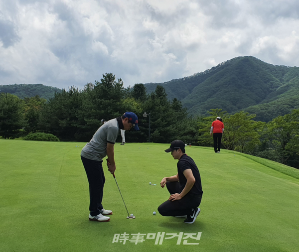 사진_김형근골프스쿨 소속 담당프로가 밀착 레슨을 진행하고 있는 모습