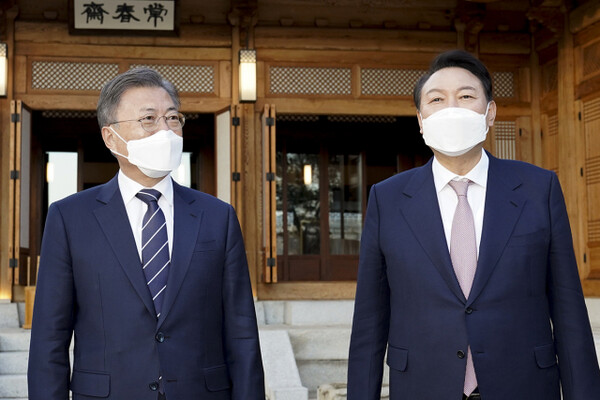 문재인 대통령과 윤석열 대통령 당선인이 대선 19일 만인 28일 오후 청와대 상춘재 에서 회동했다.(사진_청와대)