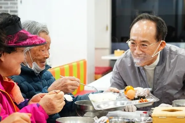 추경호 국민의힘 의원이 지난 27일 대구 서구 천사무료급식소에서 배식 봉사를 펼치며 어르신들과 이야기를 나누고 있다.(사진_추경호 의원실)