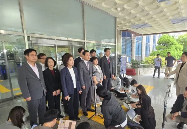 나경원 국민의힘 의원은 3일 서울 영등포경찰서를 항의 방문해 이진숙 전 방송통신위원장의 즉각 석방을 요구했다.(사진_나경원 의원실)