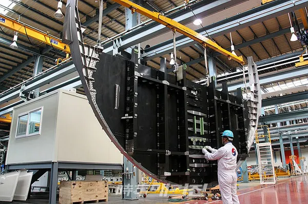 대한항공은 "최근 보잉 787 항공기 '후방 랜딩기어 수용 공간 구조물'(Aft Wheel Well Bulkhead) 제작 사업 파트너사인 가와사키 중공업과 사업 기간을 9년 연장하는 계약을 맺었다"고 7일 밝혔다. 사진은 후방 랜딩기어 수용 공간 구조물' 제작 모습이다. (사진_대한항공)