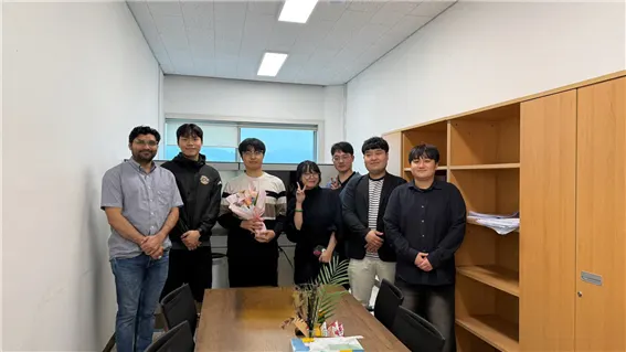차세대 반도체·에너지 산업을 이끌 원천기술을 연구하며, 미래 신산업의 변화를 선도하고 있는 박 교수와 그의 제자들