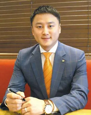 ▲ 최 FC는 “FC의 영업력은 발에 달려있어 무조건 뛸 수밖에 없다”며 구두가 닳도록 뛰고 있다.