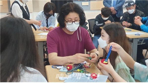 북촌4.3너븐숭이기념관에서 북촌리 평화와 인권생명 존중의 마을교육공동체 프로그램 모습(사진_제주4.3희생자유족청년회)