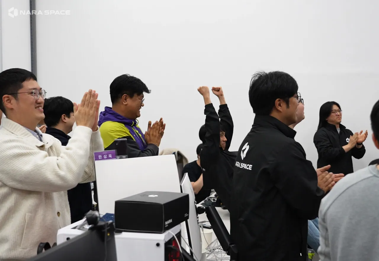 나라스페이스의 교신 성공 당시 모습. (사진_나라스페이스)