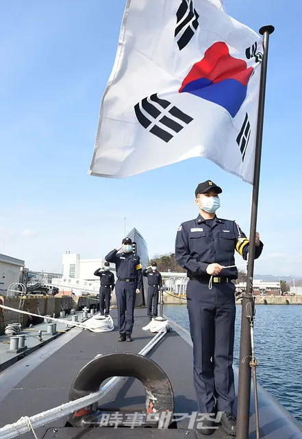 해군 잠수함사령부 윤봉길(SS-077)함 장병들이 3·1절을 맞아 3·1운동 101주년, 청산리·봉오동전투 100주년의 의미를 되돌아보며 국기 게양식을 진행했다.(사진_해군잠수함사령부)