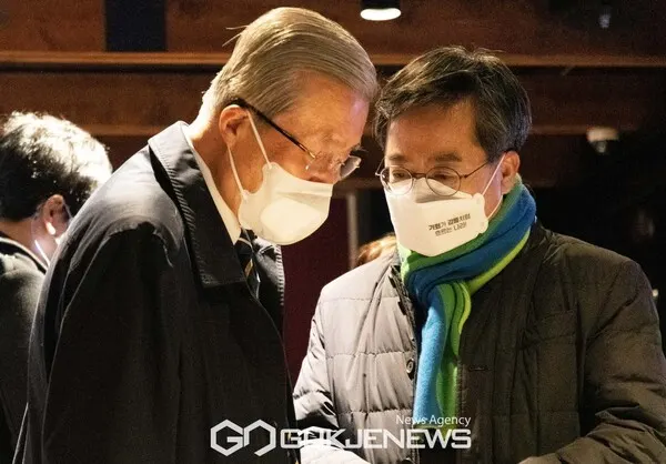 김동연 새로운물결 대통령 후보와 김종인 박사가 25일 영화 대통령 정약용 시사회에 참석해 이야기를 나누고 있다.(사진제공/국제뉴스)