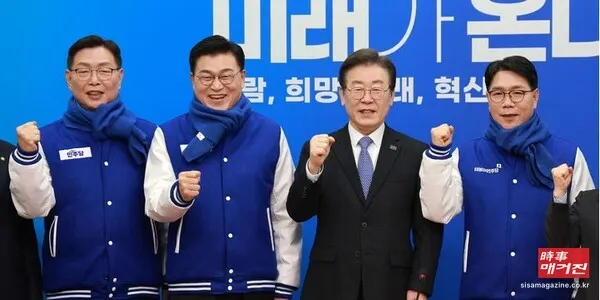 이재명 더불어민주당 대표가 7일 김제선(왼쪽) 희망제작소 이사, 신용한(왼쪽 두번째) 前 서원대 교수, 이재관 前 인사혁신처 소청심사위원회 위원장과 기념촬영 하고 있다.(사진_뉴시스)