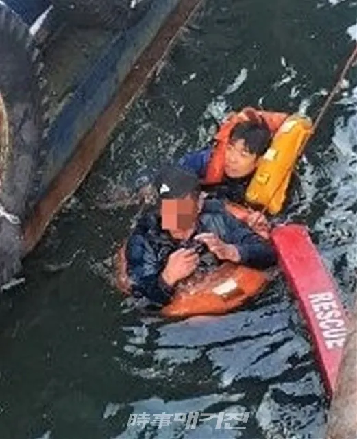 목포해양경찰서는 “폭설과 매서운 한파가 몰아치던 전남 목포 동명항에서 선박으로 이동 중인 50대 선원이 실족해 해상에 추락했으나 해경에 의해 무사히 구조됐다”고 밝혔다.(사진_목포경찰서)