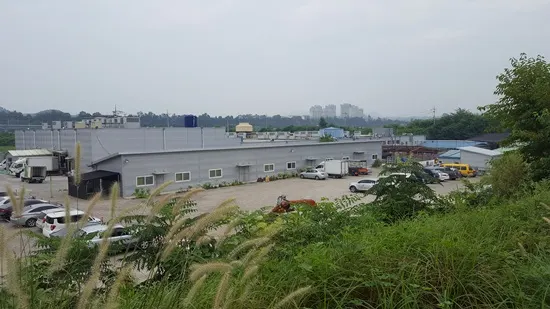 ▲ 축산물종합처리회사(주)경기PLC는 기업의 짧은 연혁에도 불구하고 돼지 도축량 기준으로 전국 70여 개 업체 중 10위, 경기도 11개 업체 중 2위 규모이며 정규직원 150명 및 연매출액 200억 원 이상을 올리고 있는 우량 중소기업이다.