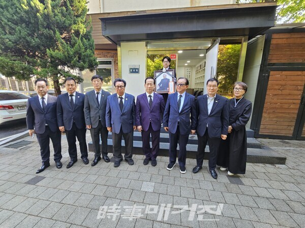 마지막 여정의 끝으로 9단회 사무실 앞에서 고인의 넋을 기렸다. 사진_박기만기자