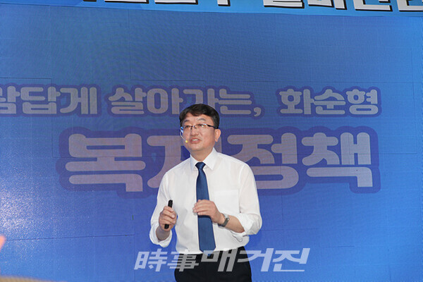 윤영민 화순군수 출마자가 복지정책에 대해 설명하고 있다.(사진_주수익)