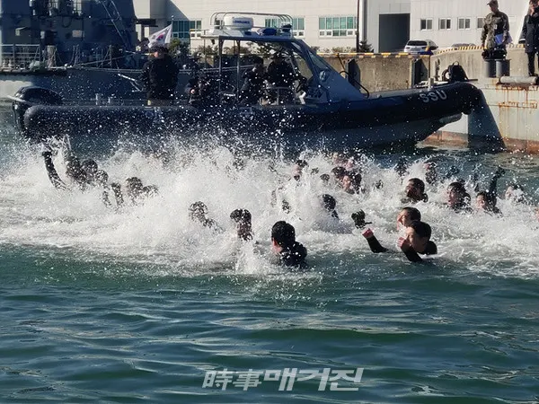 "얼음 바다도 두렵지 않다, 해군 SSU" 해난구조전대 장병들이 15일 오후 경남 진해군항 일대에서 차가운 겨울 바다를 견디며 혹한기 훈련을 하고 있다. (사진_송상교기자)