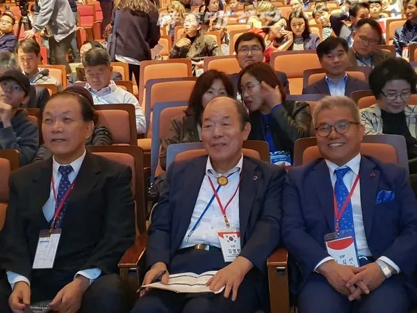 ‘2019 제13회 국제수리과학창의대회’에 참석한 황우여 전 의원(전 사회 부총리),3.1운동UN유네스코세계기록유산등재 기념재단 김영진 이사장(전,농림부 장관),김희선 융합과학문화재단 발전위원장이 환담을 나누고 있다.(죄측부터)