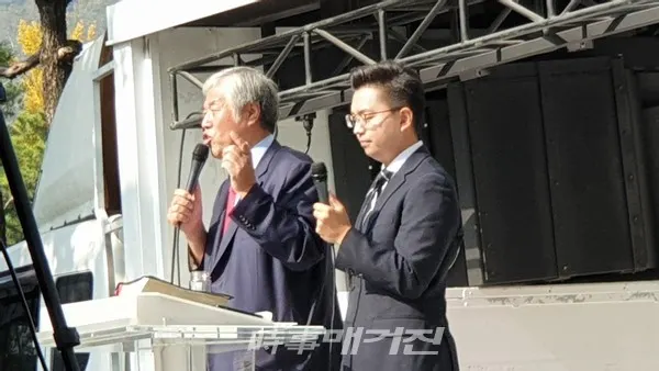 전광훈 목사의 설교는 노태정 전도사의 동시통역과 유튜브를 통하여 전세계로 실시간 송출되고 있다.